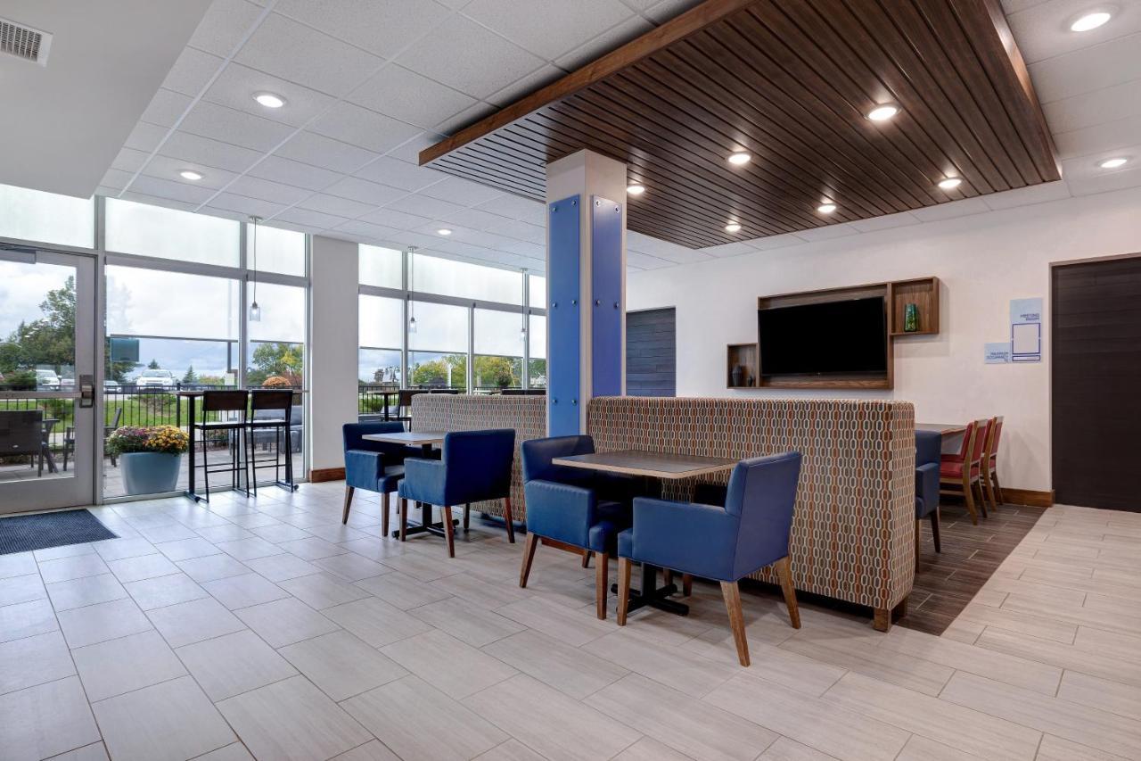 Holiday Inn Express & Suites - Brighton By Ihg Exterior foto